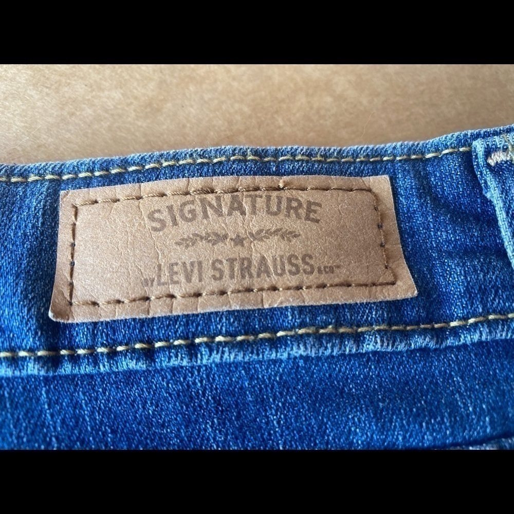 EUC Signature by Levi Strauss Jean Shorts. Size 20-w35 - Picture 3 of 7